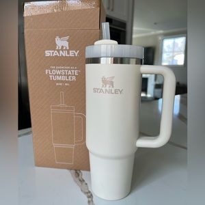 Stanley Flowstate Quencher H2.0 30 oz in “Cream”